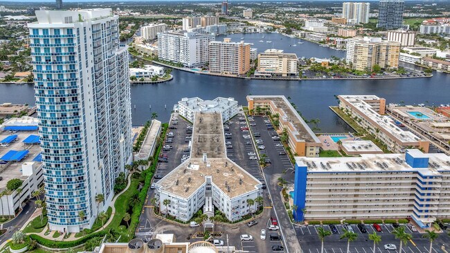 Building Photo - 1913 S Ocean Dr