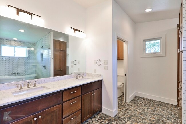 Building Photo - 3/2/2 duplex!  NEWLY UPDATED!