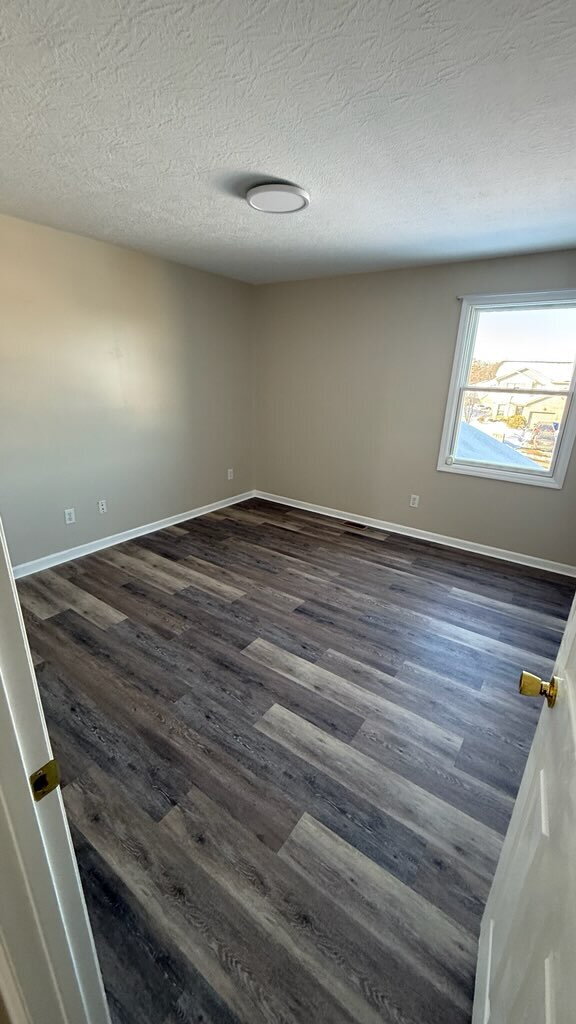 Building Photo - Beautiful 3 Bedroom Apartment