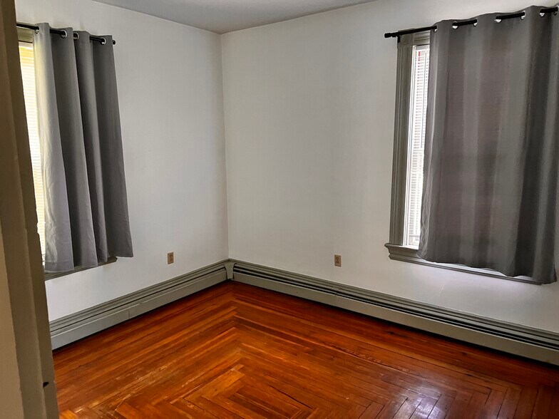Building Photo - 397 Cranston St
