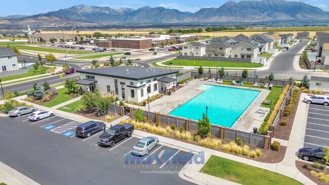 Building Photo - Spacious 5-Bedroom End-Unit Townhome with ...