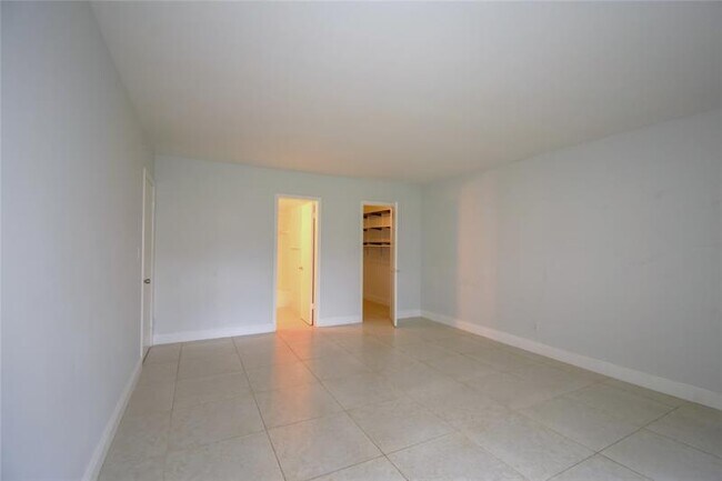 Building Photo - 9 NE 19th Ct