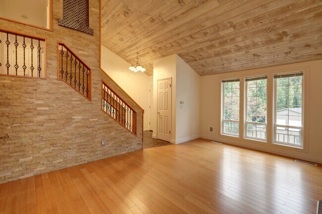 Building Photo - Stunning 3BR 1.75 BA Sammamish Home.  Rece...