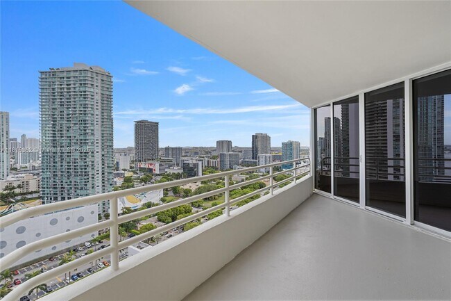 Building Photo - 555 NE 34th St