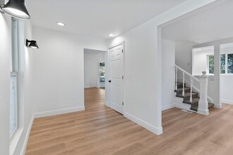 Building Photo - 89 Maple St