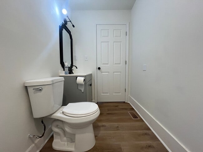 Building Photo - Newly Remodeled!