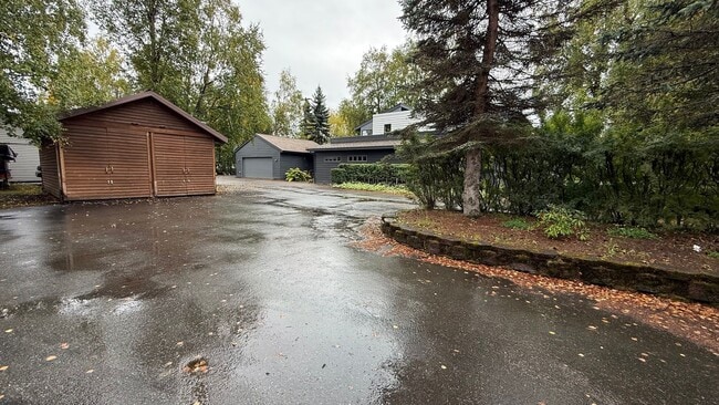 Building Photo - 3 Bed, 2.5 Bath - Beautifully Updated Down...