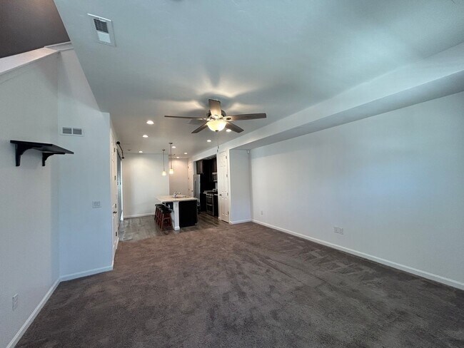 Building Photo - 3 Bedroom 2.5 Bathroom Townhouse in Payson, Utah!