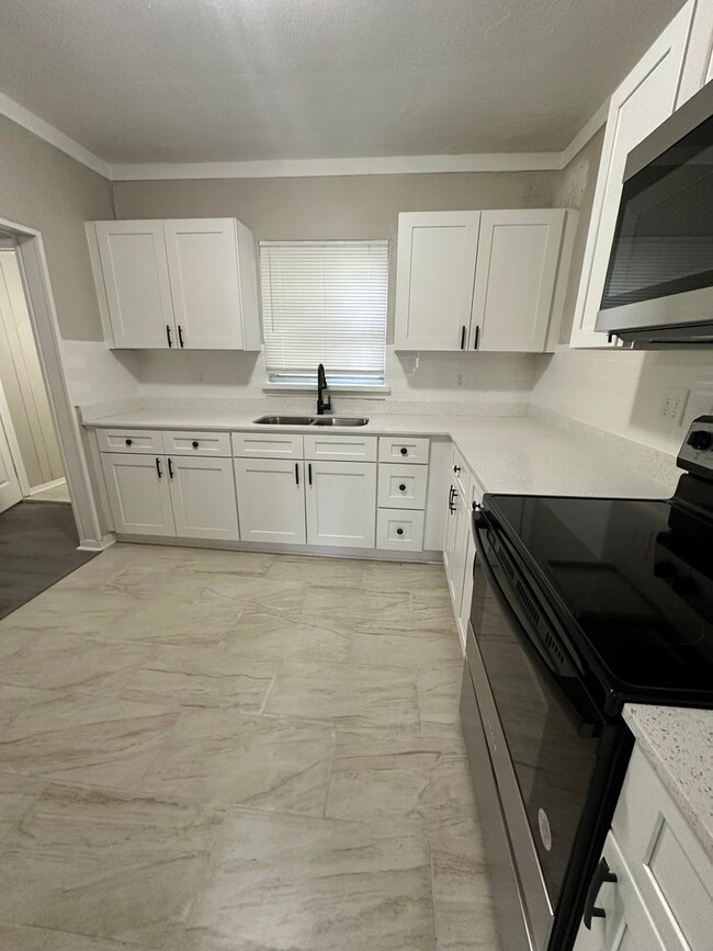 Building Photo - Newly remodeled 4 bed 2 bath home availabl...