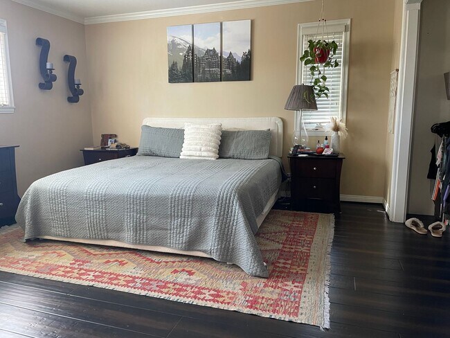 Building Photo - Spacious East Ventura 4 Bedroom 2 Bath Pool Home