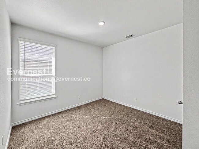 Building Photo - Limited Time Special Offer / 3 Bed/2 Bath Home with Attached Garage / Pet-Friendly / Vouchers Acc...