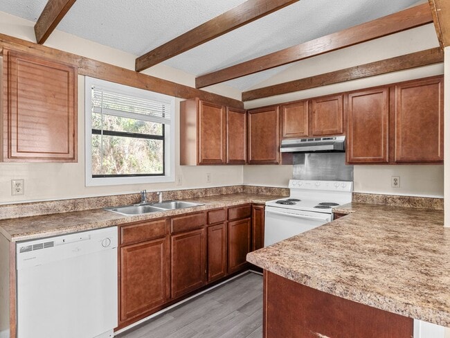 Building Photo - Townhome Beauty!