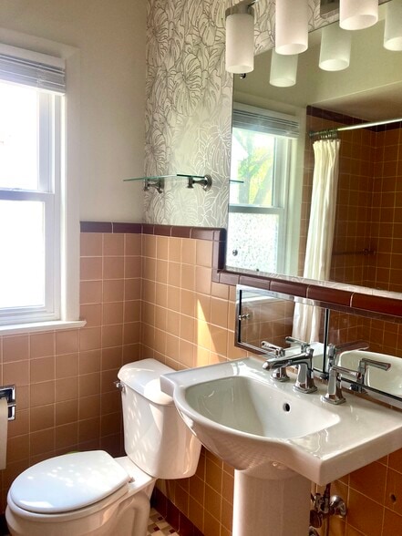 Building Photo - 4112 Gladstone St