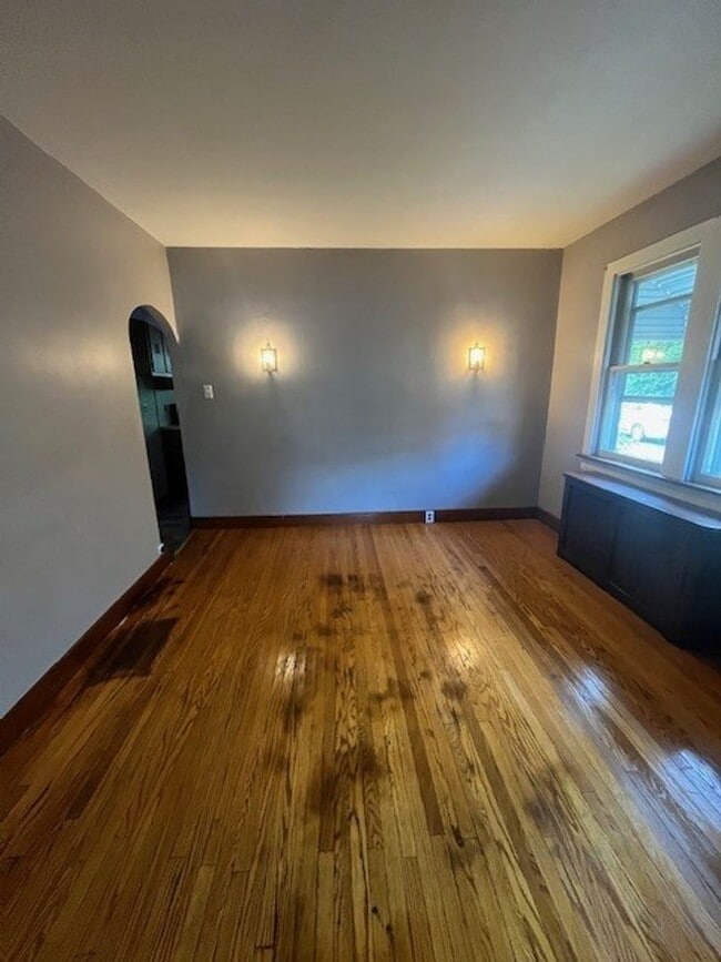 Building Photo - 2 bedroom 1 bath