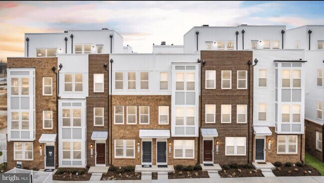 Building Photo - 2033 Henson Norris St