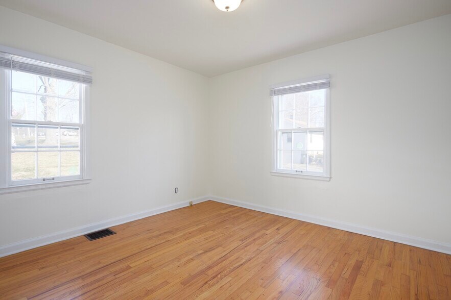 Building Photo - 208 S Clark St