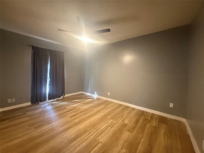 Building Photo - 1700 Royal Hill Dr