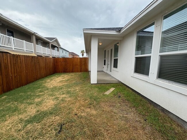 Building Photo - DFB966