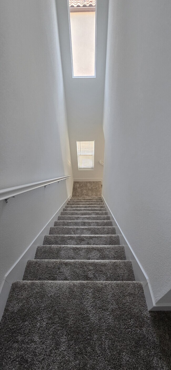 Building Photo - Lathrop - Gorgeous 5 Bedroom 3 Bathroom Home