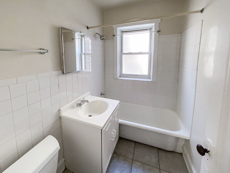 Building Photo - 5131 N Wolcott Ave