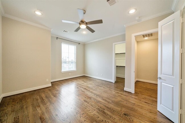 Building Photo - 5815 E Post Oak Ln