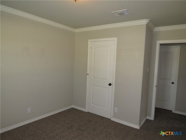 Building Photo - 2604 Hector Dr