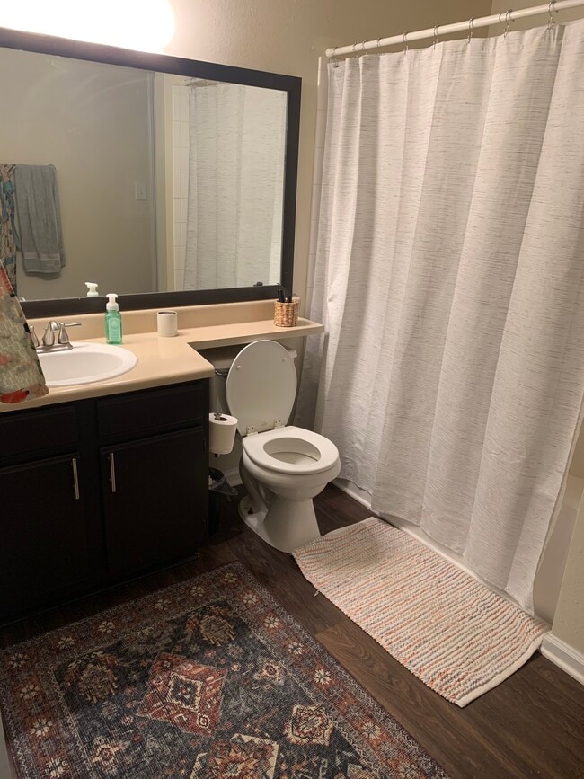 Guest/main area bathroom with full tub - 327 Edisto Ct