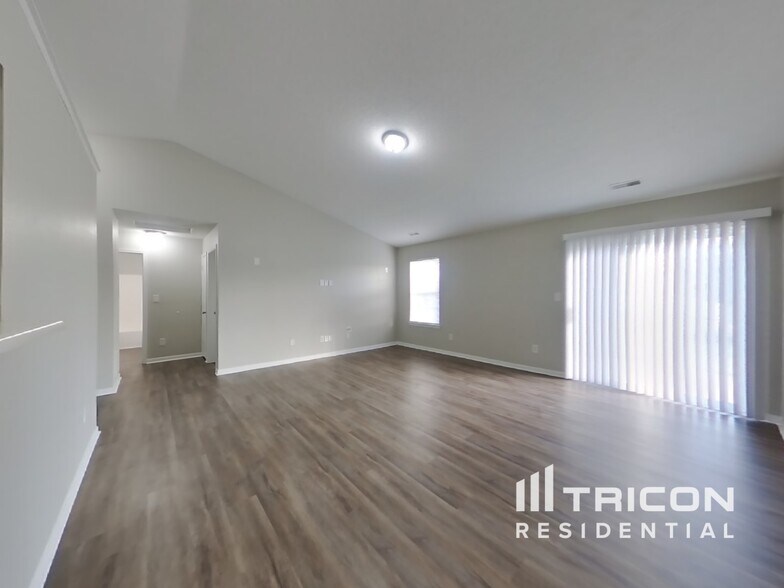 Building Photo - 2245 Lakecrest Dr
