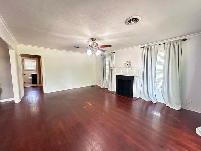 Building Photo - Spacious 2 Bedroom