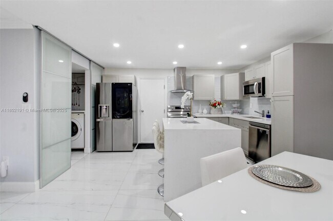 Building Photo - 13951 Kendale Lakes Cir