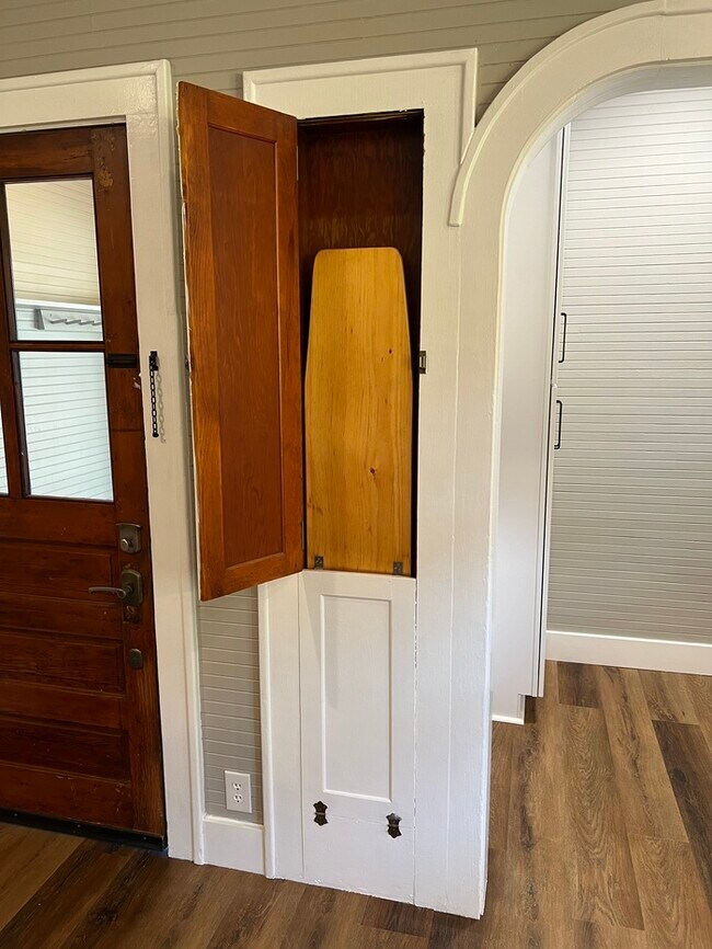 Building Photo - Historic mill house in hot Fort Mill SC with amazing kitchen!