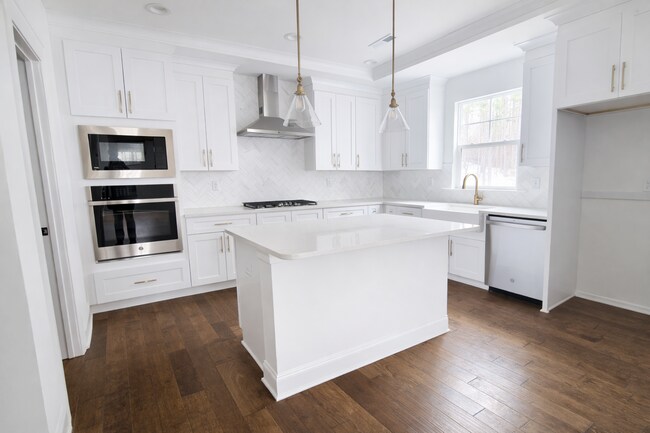 Building Photo - Beautiful 3BR 2.5BA Home in Statesville • 2 Car Garagge Tours