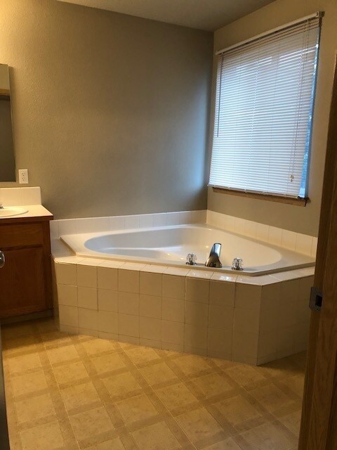 Building Photo - Spacious 4 bedroom, 2.5 bath, in Breckenridge Community