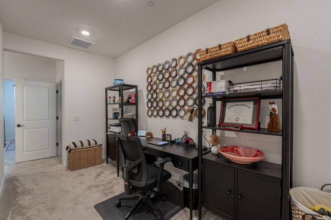 Building Photo - 2629 S Equestrian Dr