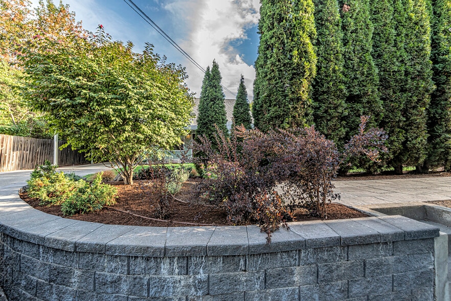 Landscaping provides privacy from street - 126 Newell Street