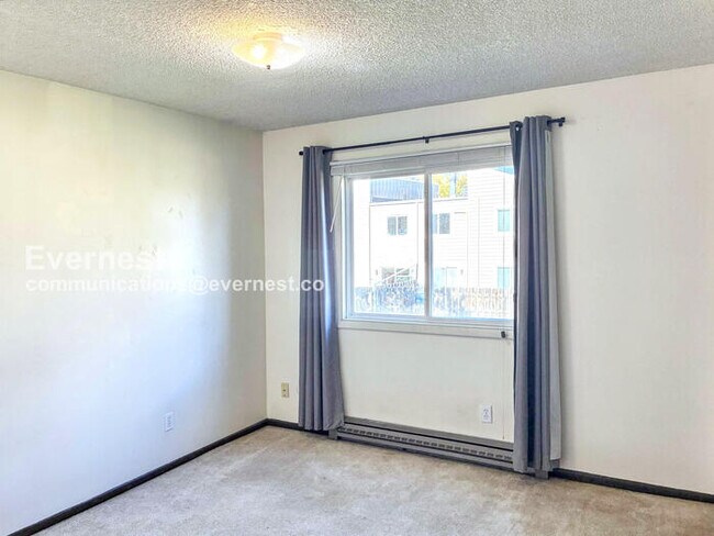 Building Photo - 2 Bed/1.5 Townhome with Carport / Availabl...