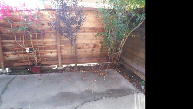 Building Photo - Lovely updated 3 bedroom, 2 bath condo