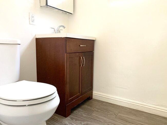 Building Photo - 1033 S Westlake Ave