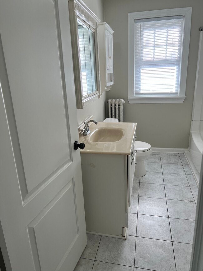 Building Photo - 24 Bellevue Place