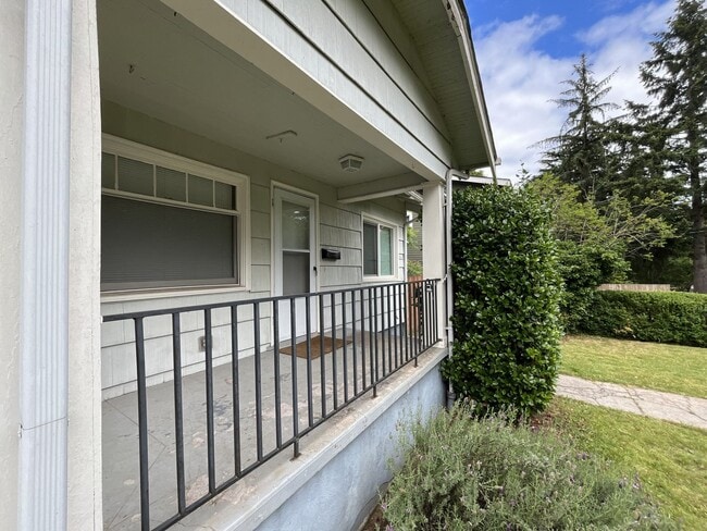 Building Photo - Bright and Open Home with Flexible Living Spaces and an Expansive Backyard