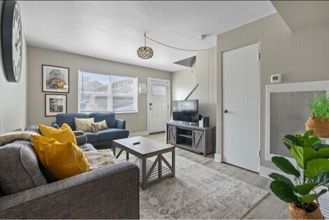 Primary Photo - 464 E Norwich Ave