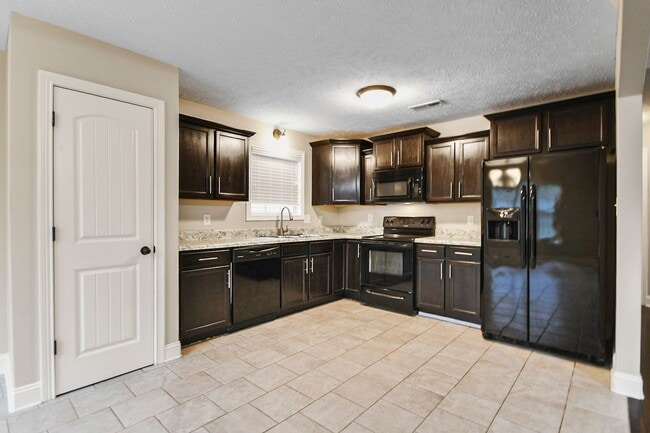 Building Photo - Pet Friendly Three Bedroom!