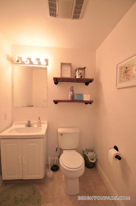 Building Photo - 8 Glencoe St