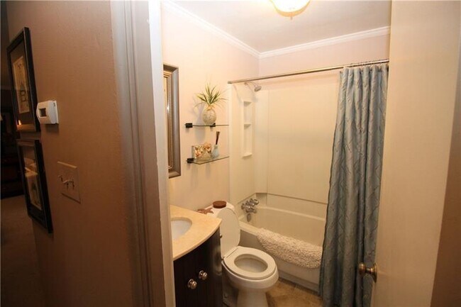 Building Photo - 3753 Evergreen Dr