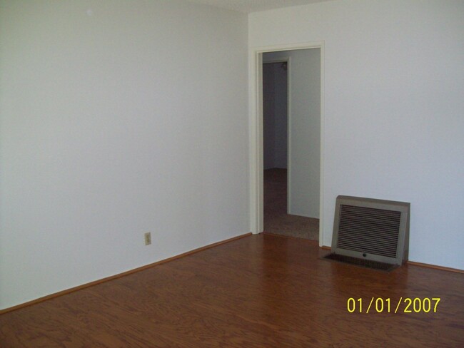 Building Photo - 3 BEDROOM, 1 BATH ON TREE LINED STREET