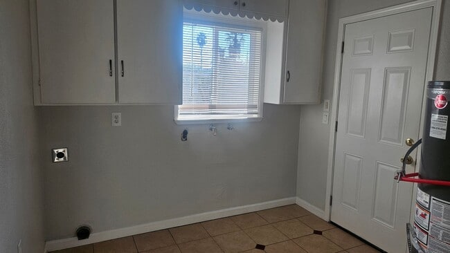 Building Photo - WOW!  Very Nice Updateds 3/1 Near Chestnut...