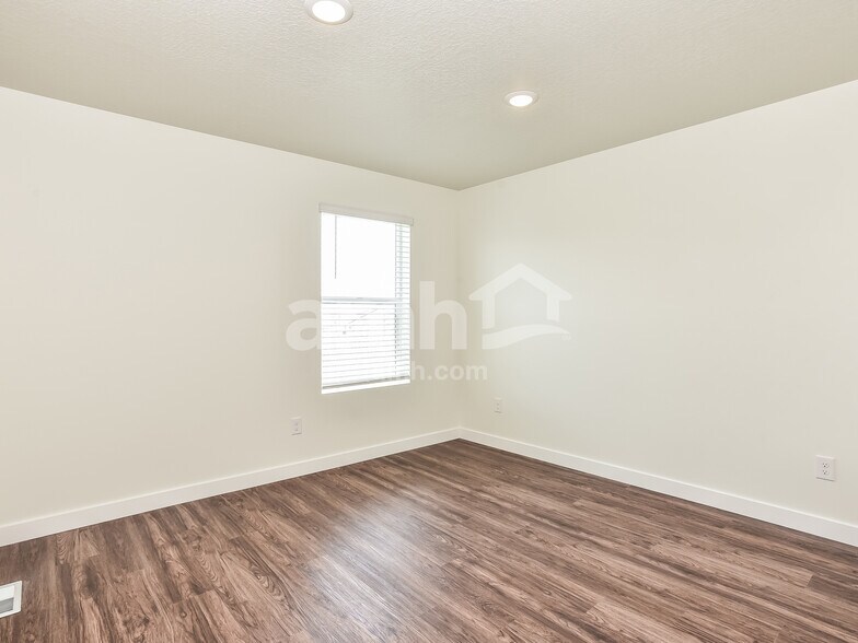 Building Photo - 1142 E Caitlyn St