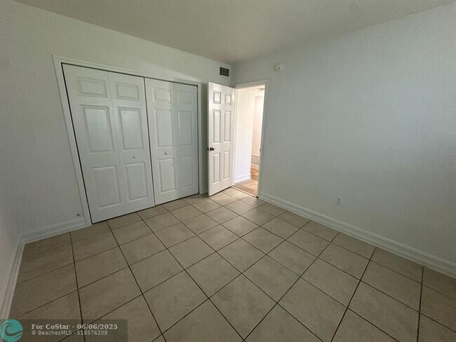 Building Photo - 3009 N Andrews Ave