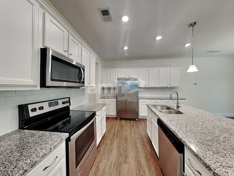 Building Photo - 3328 Okelly Dr