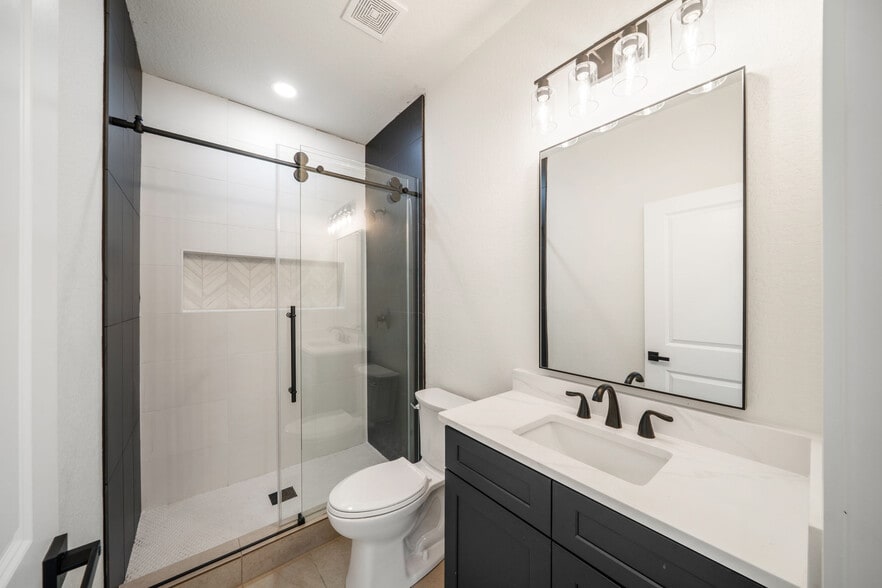 Building Photo - Room in Townhome on Princeton Ave